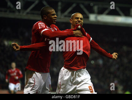 Nathan tyson, de Nottingham Forest, célèbre son but avec Garath McCleary Banque D'Images