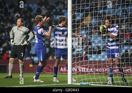 Le gardien de but de la Villa Aston Bradley Guzan (l) est abattu comme Doncaster Jason Price de Rovers célèbre en embrassant le ballon après avoir obtenu le score ses côtés premier but de la soirée Banque D'Images