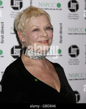 Dame Judi Dench arrivant pour les London Crivetes' Circle film Awards, au Grosvenor House Hotel, dans le centre de Londres.