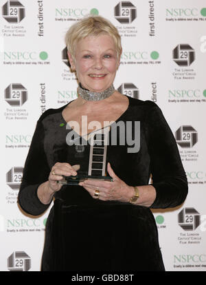 Dame Judi Dench avec son Dillys Powell Award, au London Crives' Circle film Awards, au Grosvenor House Hotel, dans le centre de Londres.