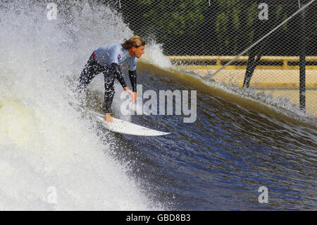 Surfer, Red Bull a déclenché la concurrence, surf, Snowdonia Dolgarrog, au nord du Pays de Galles, Banque D'Images