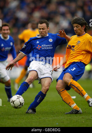 Paul Dickov, de Leicester City, est dans une balle malgré le À l'attention d'Alessandro Pistone d'Everton Banque D'Images