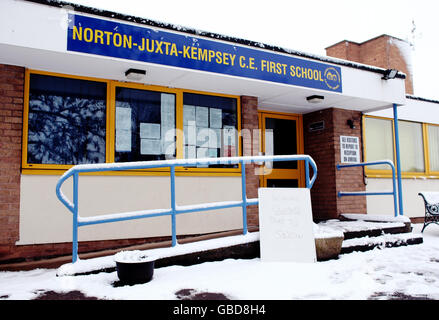 Un panneau à l'extérieur de la première école Norton Juxta Kempsey à Worcestershire informe les parents et les élèves de la fermeture de l'école en raison de la neige. Banque D'Images