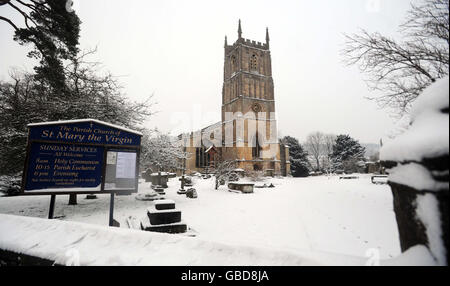 Neige à l'église Sainte-Marie-la-Vierge à Wotton-Under-Edge, Gloucestershire. Banque D'Images