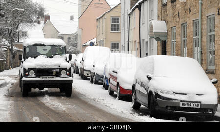 Véhicules couverts de neige à Wotton-under-Edge, Gloucestershire. Banque D'Images