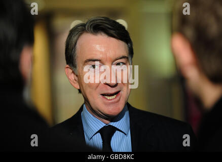 Lord Mandelson, secrétaire d'entreprise d'une succursale de NatWest Bank dans la City de Londres, lors d'une visite avec Alan Dickinson, directeur général de la Royal Bank of Scotland, pour annoncer une injection de 3 milliards de liquidités impliquant RBS pour les petites et moyennes entreprises. Banque D'Images