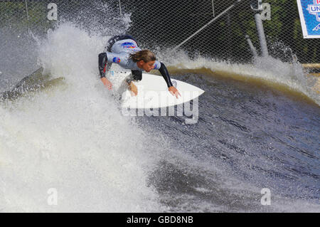 Surfer, Red Bull a déclenché la concurrence, surf, Snowdonia Dolgarrog, au nord du Pays de Galles, Banque D'Images