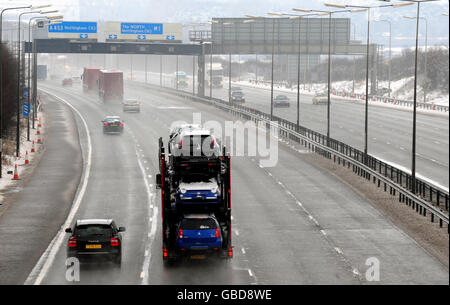 Temps d'hiver.Un faible volume de trafic circule le long de l'autoroute M1 à la sortie 23 près de Nottingham. Banque D'Images