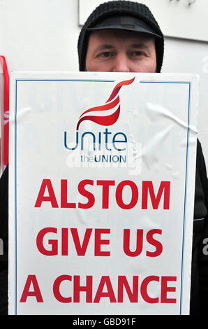 Un travailleur britannique fait une démonstration silencieuse devant le bureau londonien de la société française d'ingénierie Alstom, en soutien aux travailleurs de l'usine pétrolière de Lindsey à Killingholme. Banque D'Images