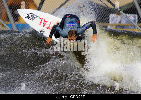 Surfer, Red Bull a déclenché la concurrence, surf, Snowdonia Dolgarrog, au nord du Pays de Galles, Banque D'Images