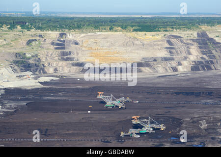 VUE AÉRIENNE.Pelles hydrauliques sur pneus à godets dans une mine de charbon à ciel ouvert.Bełchatów, région de Łódź, Pologne. Banque D'Images