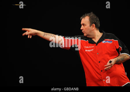 Phil Taylor en action contre Michael van Gerwen pendant leur deuxième match rond Banque D'Images