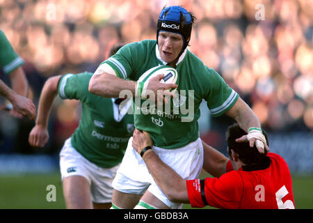 Simon Easterby (l) d'Irlande est tiré par Robert du pays de Galles Sidoli (r) Banque D'Images