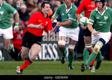 Rugby Union - le championnat RBS six Nations - Irlande / pays de Galles.Gareth Cooper (l) du pays de Galles décharge la balle sous la pression de Simon Easterby (r) de l'Irlande. Banque D'Images