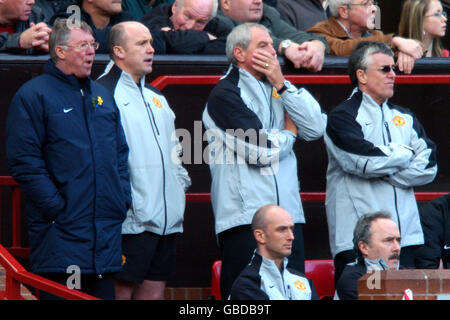 Football - coupe AXA FA - quart de finale - Manchester United / Fulham.Alex Ferguson, de Manchester United, regarde le match en tant qu'entraîneur Mike Phelan et assistant Manager Walter Smith rue une autre occasion manquée Banque D'Images