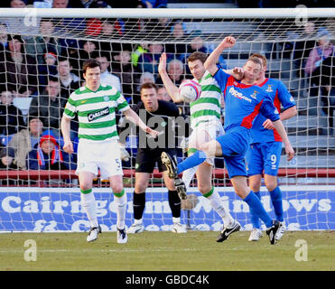 David Proctor d'Inverness et Stephen McManus du Celtic s'affrontent lors du match de la première ligue écossaise de la Banque Clydesdale au stade de Tulloch Caledonian, à Inverness. Banque D'Images