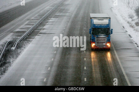 Temps d'hiver.Les conducteurs sont confrontés à des conditions dangereuses sur l'autoroute M20, près d'Ashford dans le Kent, alors qu'une pression froide frappe la Grande-Bretagne. Banque D'Images