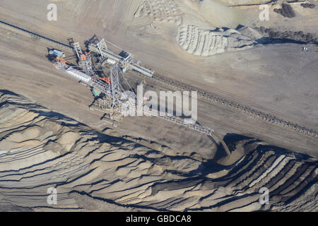 VUE AÉRIENNE.Épandeur en service dans une mine de charbon à ciel ouvert.Bełchatów, région de Łódź, Pologne. Banque D'Images