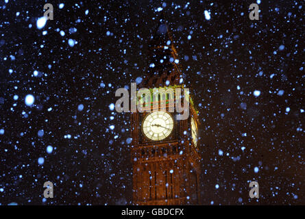 De la neige tombe sur la place du Parlement, à Londres, alors qu'un coup de froid frappe la Grande-Bretagne. Banque D'Images