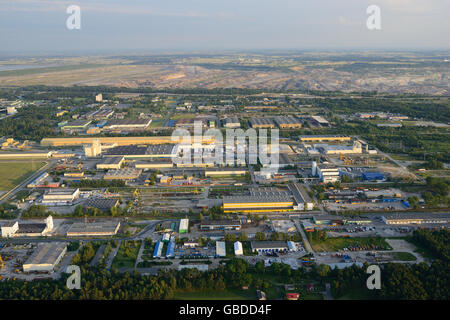 VUE AÉRIENNE.Grande infrastructure de la centrale électrique de Bełchatów avec la mine de charbon à ciel ouvert au loin.Bełchatów, région de Łódź, Pologne. Banque D'Images