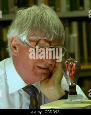 Dr Ian Edwards de l'Université de Newcastle avec une première ampoule à filament de carbone du début des années 1900, alors que la recherche est lancée pour découvrir la plus ancienne ampoule encore brillante dans une maison britannique, à la Société littéraire et philosophique, Westgate Road, Newcastle-upon-Tyne. Banque D'Images