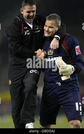 Football - FA Cup - quatrième tour Replay - Burnley / West Bromwich Albion - Turf Moor.Owen Coyle, directeur de Burnley (à gauche) célèbre avec le gardien de but Brian Jensen après le coup de sifflet final. Banque D'Images