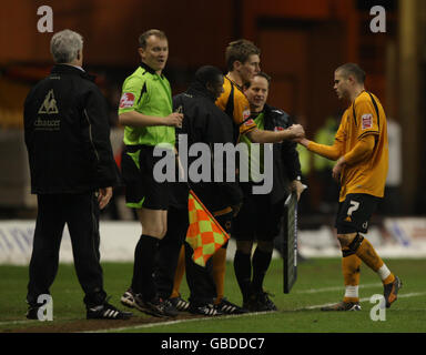 Michael Killy de Wolverhampton Wanderers est pris avec une blessure à son bras gauche lors de leur tirage de 3-3 contre Norwich City pendant le match de championnat Coca-Cola à Molineux, Wolverhampton. Banque D'Images