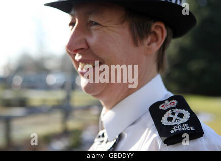 Les noms sur les uniformes de police de Cambridgeshire Banque D'Images