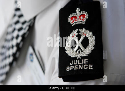 Les noms sur les uniformes de police de Cambridgeshire Banque D'Images