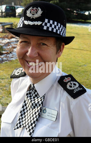 Cambridgeshire Chef gendarme Julie Spence, avec son nom cousu dans ses épaulettes, à l'extérieur du quartier général de la force à Huntingdon, Cambridgeshire. Banque D'Images