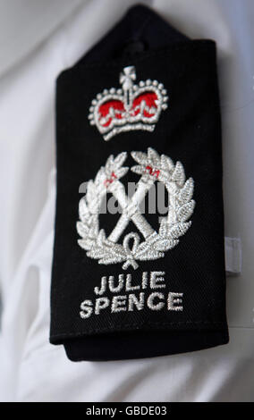 Cambridgeshire Chef gendarme Julie Spence, avec son nom cousu dans ses épaulettes, à l'extérieur du quartier général de la force à Huntingdon, Cambridgeshire. Banque D'Images