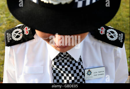 Les noms sur les uniformes de police de Cambridgeshire Banque D'Images