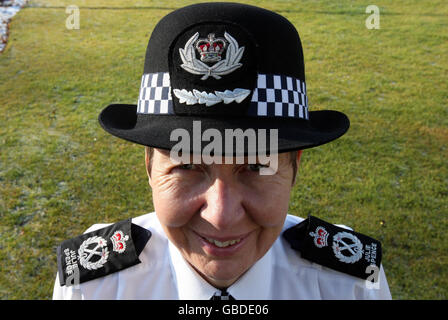 Cambridgeshire Chef gendarme Julie Spence, avec son nom cousu dans ses épaulettes, à l'extérieur du quartier général de la force à Huntingdon, Cambridgeshire. Banque D'Images