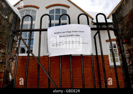 Un panneau est affiché à la porte de l'école de balbutiements Badshot Lea Village près de Guildford, Surrey, car l'école reste fermée à cause de la neige. Banque D'Images