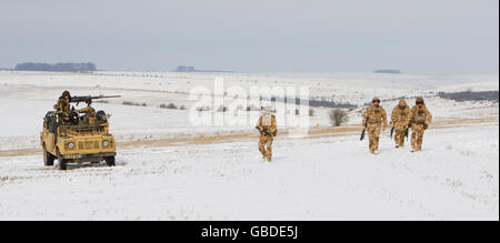 Les membres du 1er Bataillon, les Gardiens gallois (à pied) et de la Black Watch, le 3e Bataillon, le Royal Regiment of Scotland, répètent leurs techniques de patrouille sur un terrain couvert de neige au camp de Westop, dans la plaine de Salisbury, dans le Wiltshire. Banque D'Images