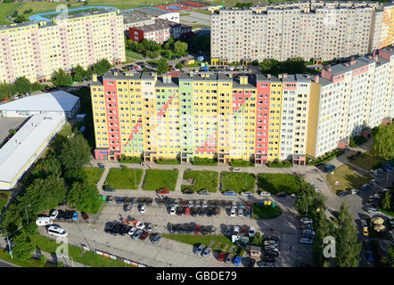 VUE AÉRIENNE.Domaine de logement coloré.Walbrzych, Voïvodeship de Silésie inférieur, Pologne. Banque D'Images