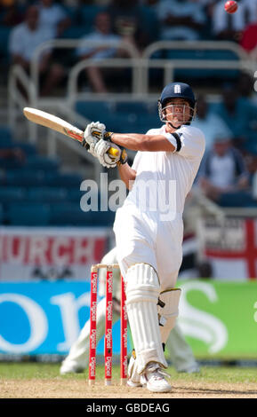 L'Alastair Cook d'Angleterre vole le ballon seulement à être attrapé par Ramnaresh Sarwan des Indes occidentales lors du premier test à Sabina Park, Kingston, Jamaïque. Banque D'Images
