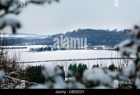 Une vue sur les champs de Goudhurst dans le Kent après que la neige a balayé le pays lundi. Banque D'Images