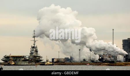 L'ancien porte-avions français Clemenceau est conduit vers le quai britannique de Hartlepool, où il sera retiré et mis au rebut. Banque D'Images