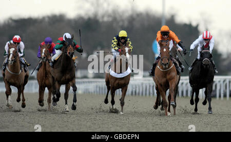 Premio Loco, monté par George Baker (deuxième à partir de la droite), remporte les enjeux Ladybird à l'hippodrome de Kempton Park. Banque D'Images