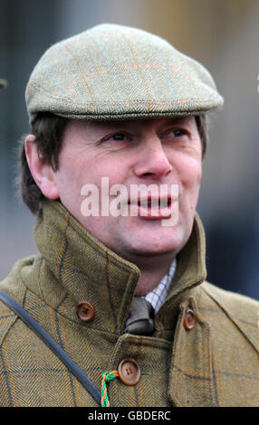 L'entraîneur Chris Wall regarde sur Premio Loco, monté par George Baker, remporte les piquets Ladybird au champ de courses de Kempton Park. Banque D'Images