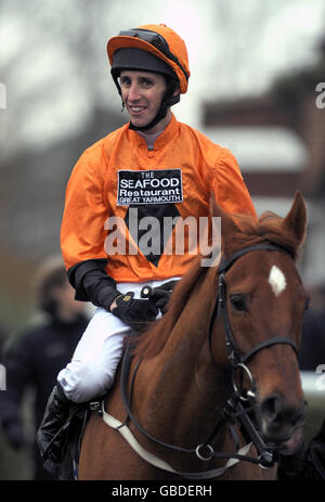 Premio Loco, monté par George Baker, revient dans le cercle des gagnants après avoir remporté les piquets Ladybird au champ de courses de Kempton Park. Banque D'Images