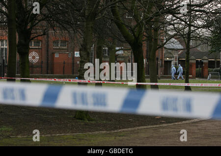 Des officiers de police examinent la scène près de l'école primaire Stonebridge School à Harlesden, dans le nord-ouest de Londres, où un homme a été tué par balle dans les premières heures de ce matin. Banque D'Images