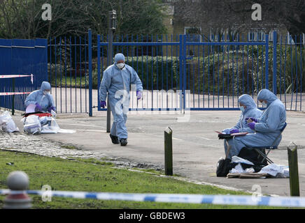 Des officiers de police examinent la scène près de l'école primaire Stonebridge School à Harlesden, dans le nord-ouest de Londres, où un homme a été tué par balle dans les premières heures de ce matin. Banque D'Images