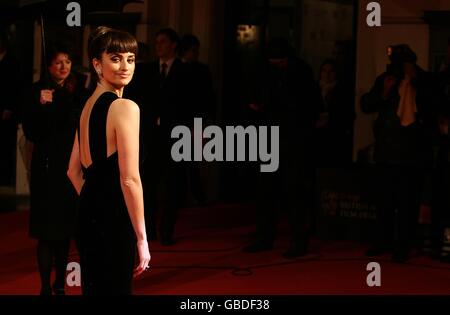 Penelope Cruz arrive pour les British Academy film Awards 2009 à l'Opéra Royal de Covent Garden, dans le centre de Londres. Banque D'Images