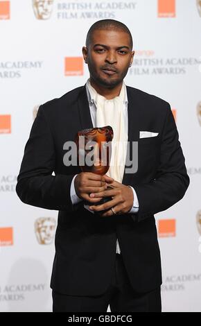 Noel Clarke avec le Rising Star Award aux British Academy film Awards 2009 à l'Opéra Royal de Covent Garden, dans le centre de Londres. L'UTILISATION DE CETTE IMAGE EST STRICTEMENT SOUS EMBARGO JUSQU'À 21 H 30 GMT LE DIMANCHE 8 FÉVRIER. Banque D'Images