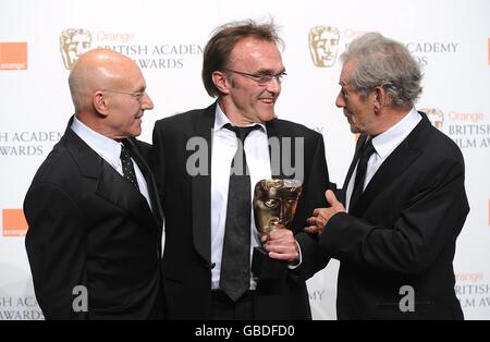 Patrick Stewart (à gauche), Ian McKellen (à droite) avec Danny Boyle (au centre) le lauréat du prix du meilleur directeur a reçu pour Slumdog Millionaire aux British Academy film Awards 2009 à l'Opéra Royal de Covent Garden, dans le centre de Londres. L'UTILISATION DE CETTE IMAGE EST STRICTEMENT SOUS EMBARGO JUSQU'À 21 H 30 GMT LE DIMANCHE 8 FÉVRIER. Banque D'Images