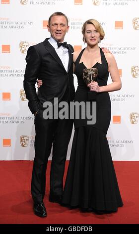 Kate Winslet avec le prix de la meilleure actrice reçu pour le Reader et Daniel Craig aux British Academy film Awards 2009 à l'Opéra Royal de Covent Garden, dans le centre de Londres. L'UTILISATION DE CETTE IMAGE EST STRICTEMENT SOUS EMBARGO JUSQU'À 21 H 30 GMT LE DIMANCHE 8 FÉVRIER. Banque D'Images