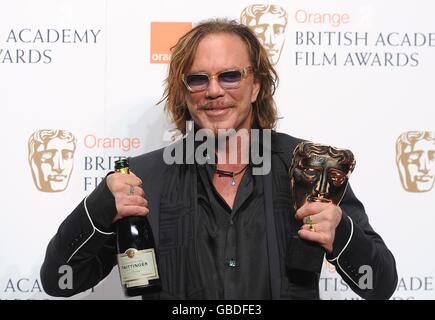 Mickey Rourke reçoit le prix du meilleur acteur pour le Wrestler lors des British Academy film Awards 2009 à l'Opéra Royal de Covent Garden, dans le centre de Londres. L'UTILISATION DE CETTE IMAGE EST STRICTEMENT SOUS EMBARGO JUSQU'À 21 H 30 GMT LE DIMANCHE 8 FÉVRIER. Banque D'Images