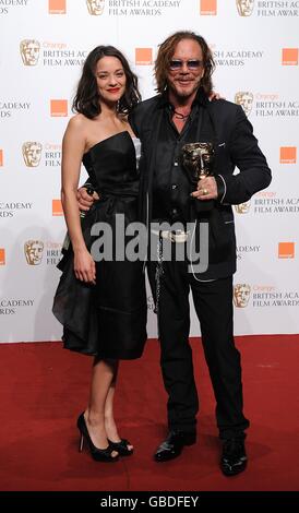 Mickey Rourke reçoit le prix du meilleur acteur pour le Wrestler et Marion Cotillard lors des British Academy film Awards 2009 à l'Opéra royal de Covent Garden, dans le centre de Londres. L'UTILISATION DE CETTE IMAGE EST STRICTEMENT SOUS EMBARGO JUSQU'À 21 H 30 GMT LE DIMANCHE 8 FÉVRIER. Banque D'Images